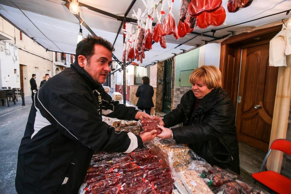 Miles de fieles han acompañado la imagen de Santa Águeda hasta su ermita en un camino jalonado por puestos de dulces