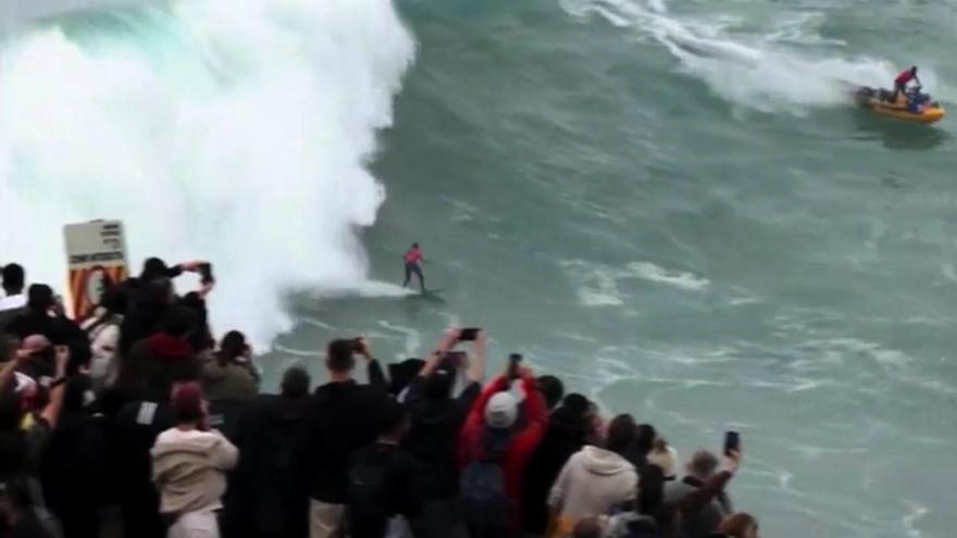 Espectáculo surfista en Nazaré