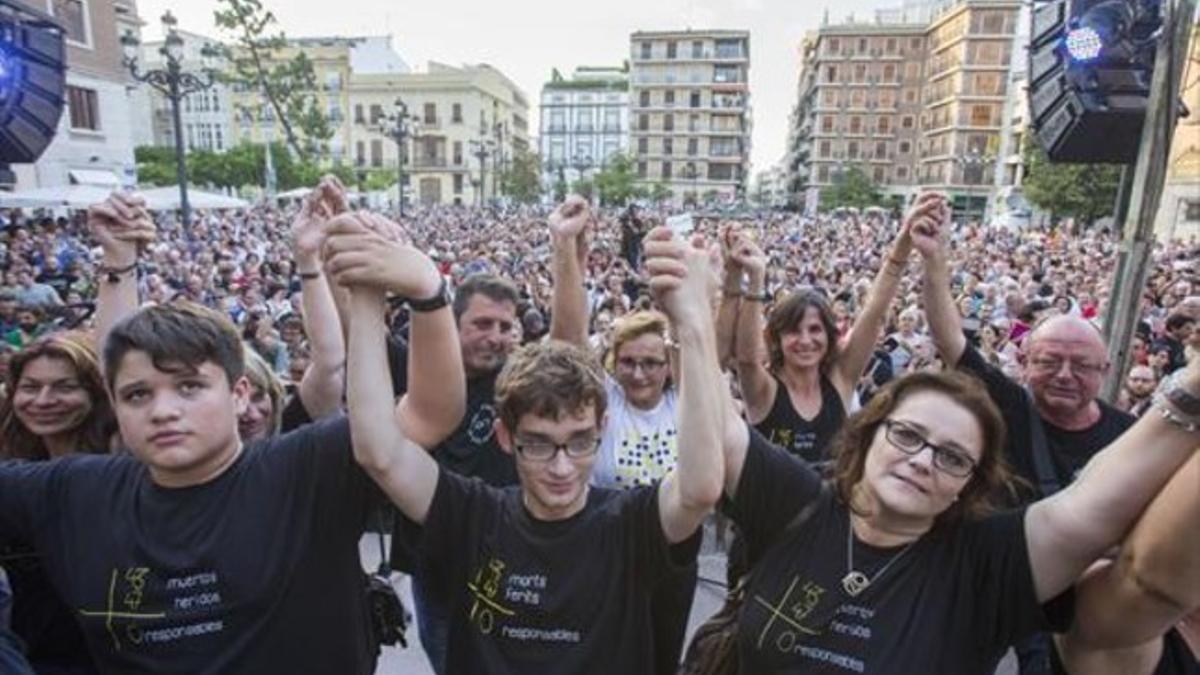 La concentración número 105 y última en demanda de la verdad sobre el accidente, ayer, en Valencia.