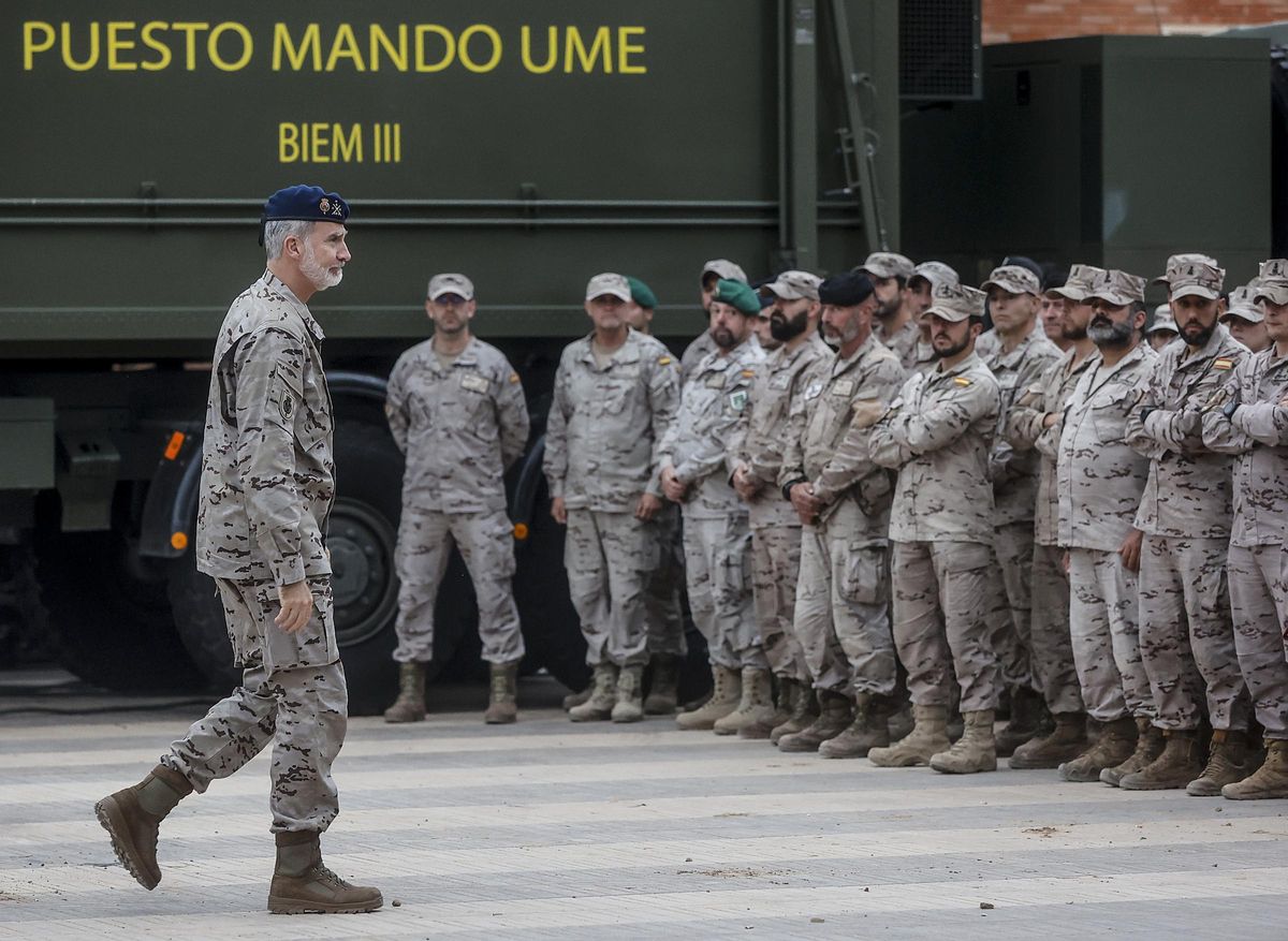 Felipe VI visita las unidades militares desplegadas en Valencia a consecuencia de la DANA
