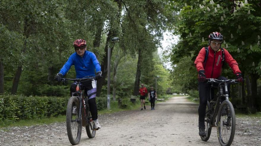 Ciclistas hacen deporte en Valorio.