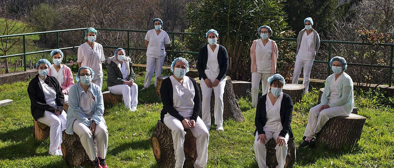 Trabajadoras de la residencia San Carlos, la primera en registrar un foco de coronavirus en Ourense, ayer el jardín del centro.   | // BRAIS LORENZO