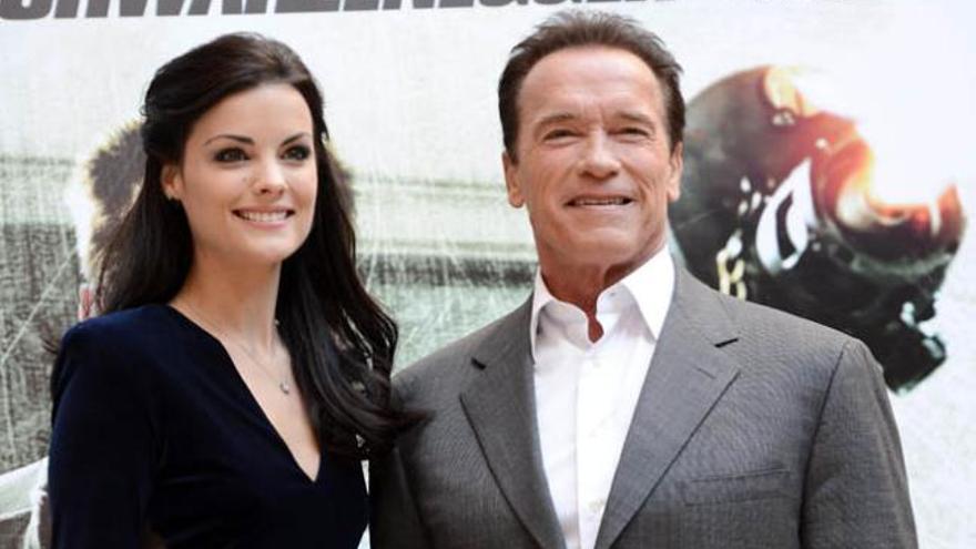 Arnold Scwarzenegger y Jamie Alexander en la presentación de &quot;El último desafío&quot;.