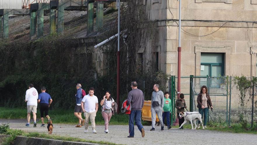 Personas y mascotas, ayer, en la ETEA de Vigo, aprovechando el tiempo primaveral.
