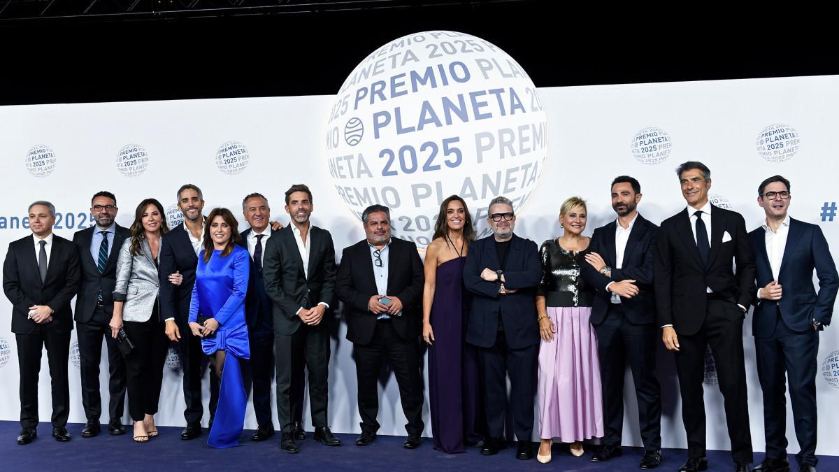 Parte del equipo de rostros televisivos de Atersmedia durante la gala del Premio Planeta 20245 en Barcelona.