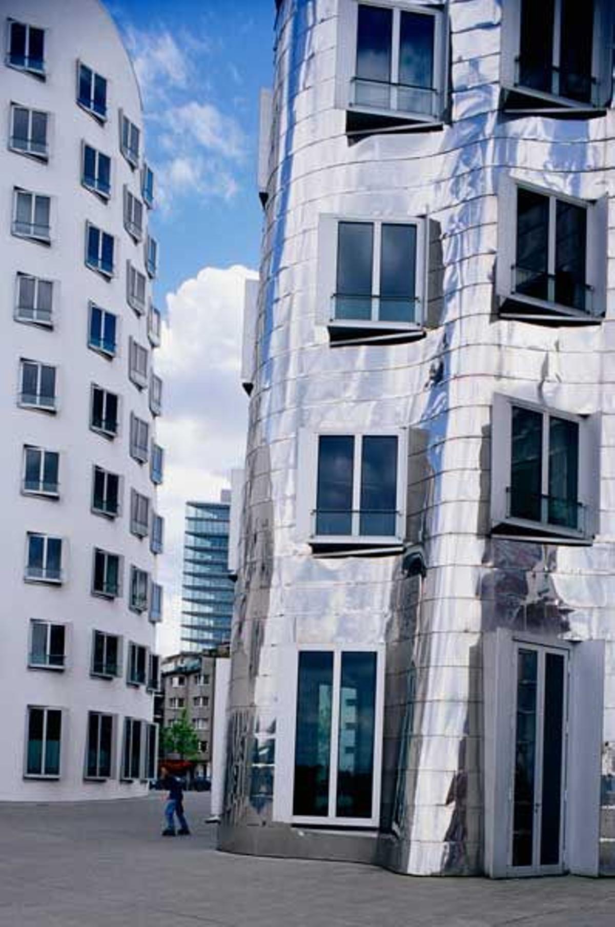 Los edificios Neuer Zollhof de Frank Gehry en el Media Harbour de Dusseldorf están construidos uno en metar y otro en yeso blanco.