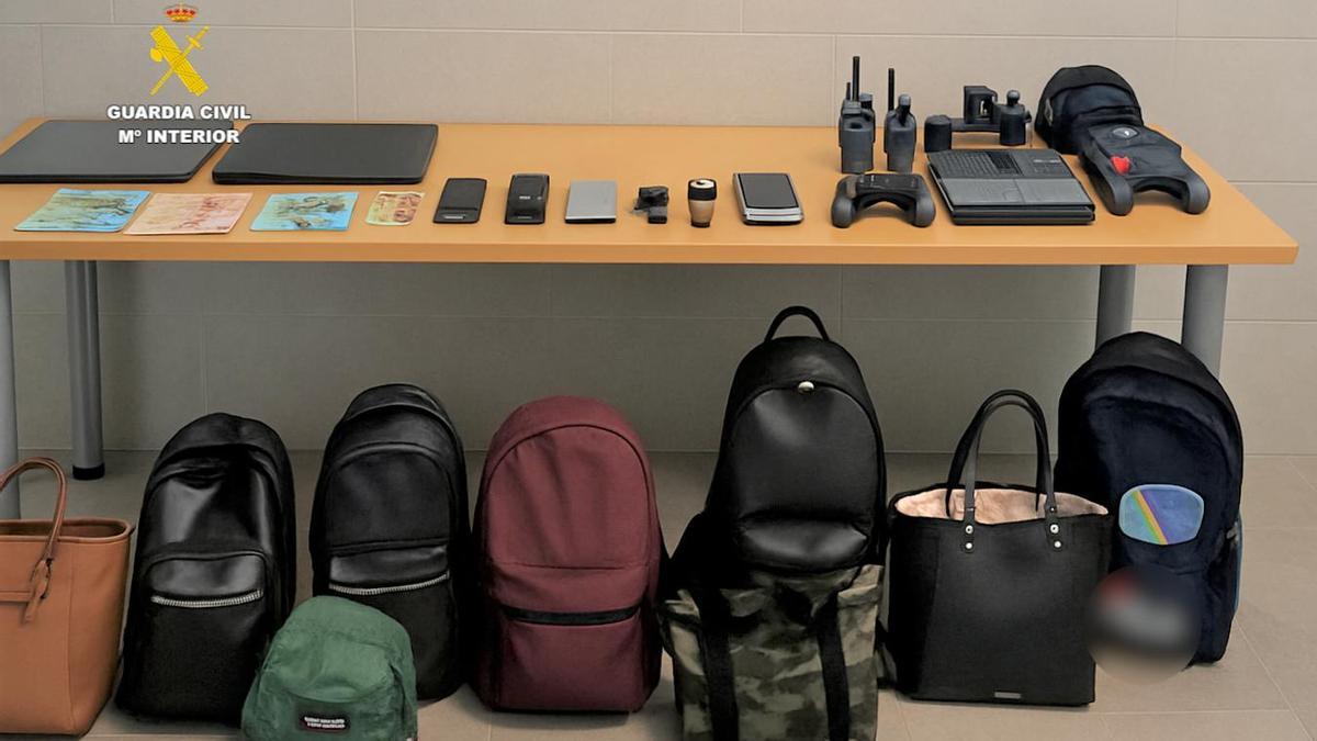 Imagen de los objetos incautados a los ahora detenidos.