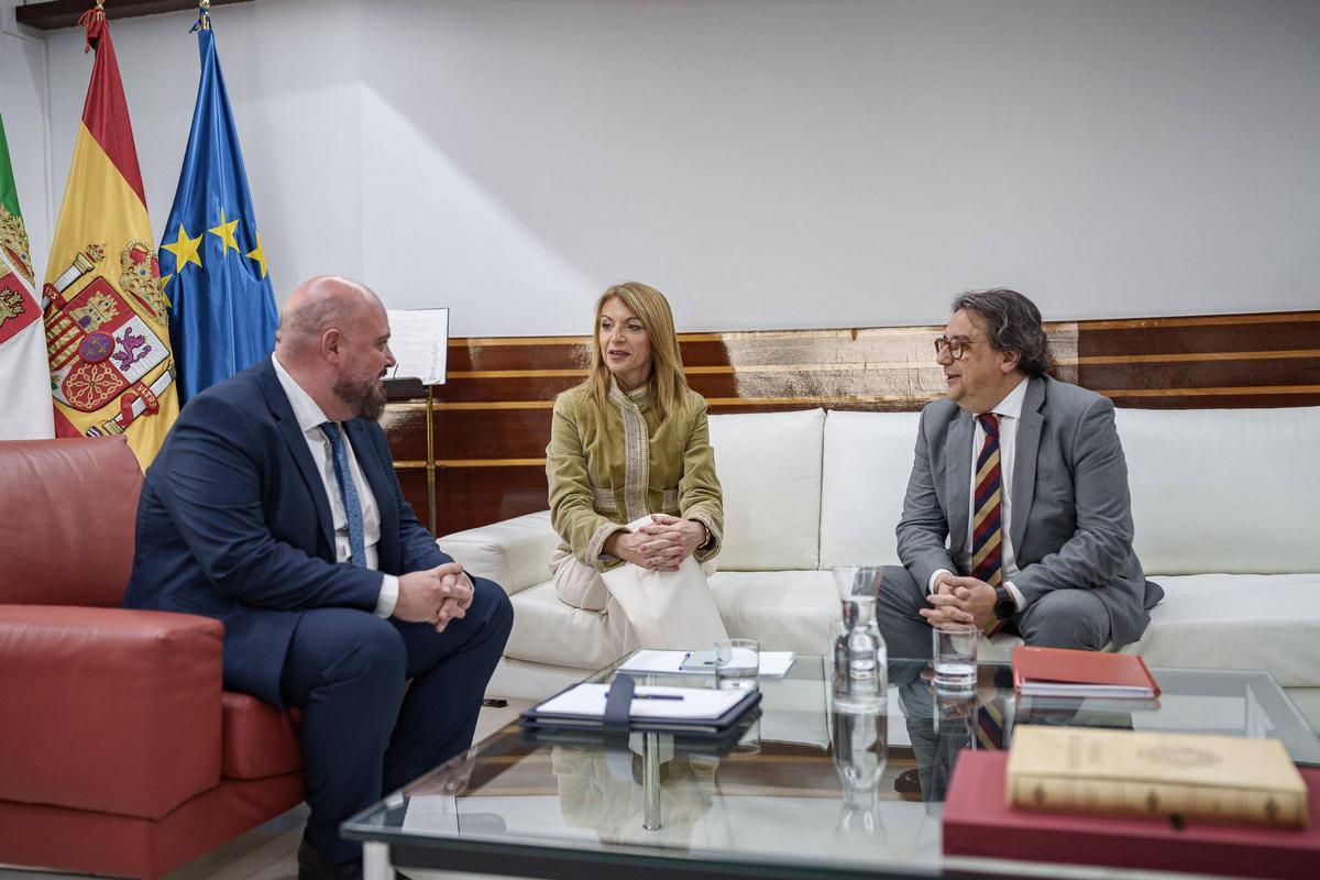 El presidente de la Asamblea, Manuel Naharro, con diputados del PSOE, este lunes.
