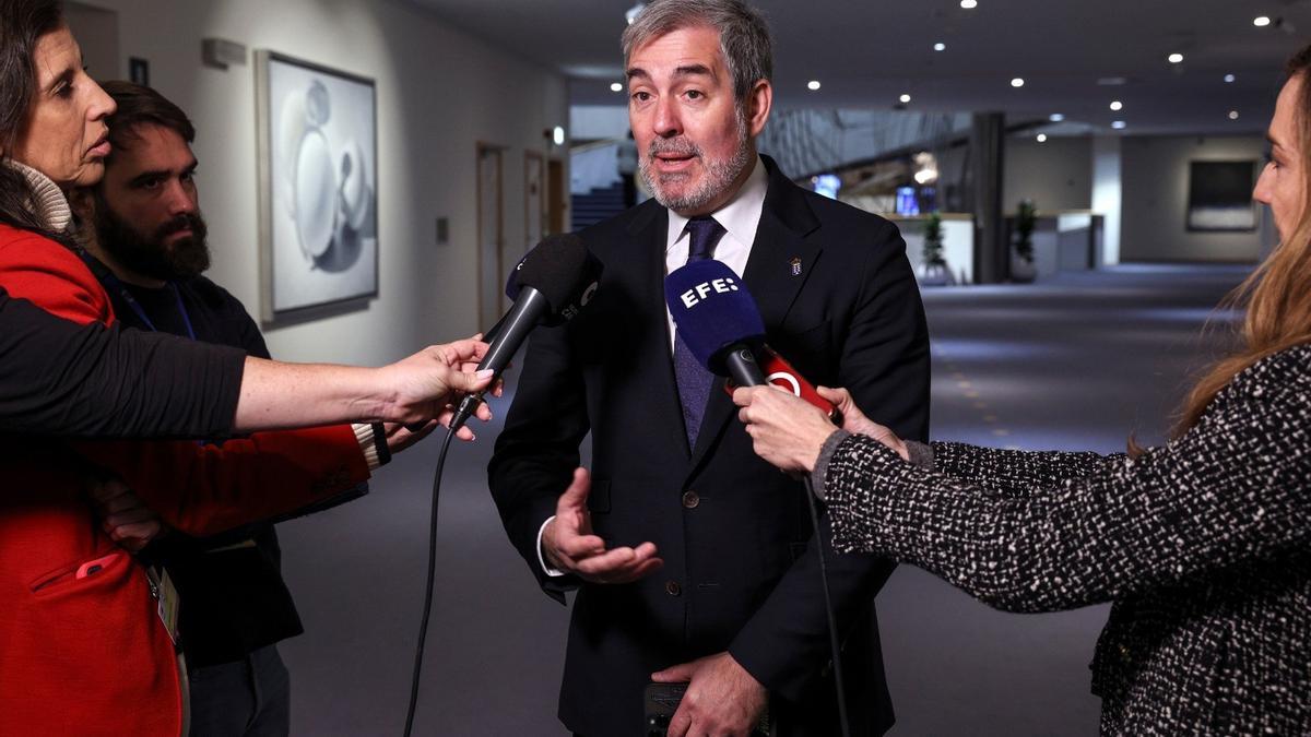 Archivo - El presidente de Canarias, Fernando Clavijo, atiende a los medios en una de sus visitas a Bruselas