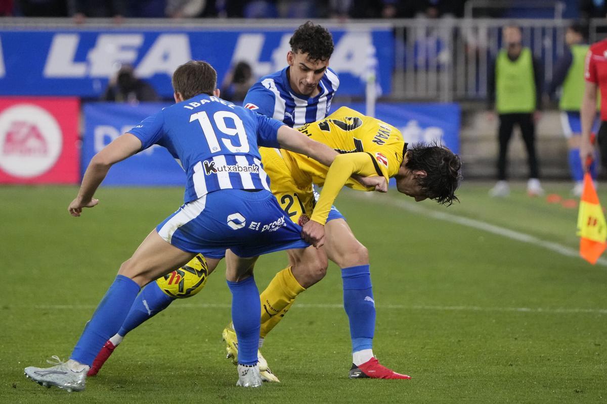 Vitoria, 23/02/2026.- El delantero del Girona Bryan Gil (d) disputa el balón ante los jugadores del Alavés durante el encuentro correspondiente a la jornada 25 de Laliga EA Sports que Deportivo Alavés y Girona FC disputan este lunes en el estadio de Mendizorroza, en Vitoria. EFE/ Adrián Ruiz Hierro Vitoria, 23/02/2026.- El delantero del Girona Bryan Gil (d) disputa el balón ante los jugadores del Alavés durante el encuentro correspondiente a la jornada 25 de Laliga EA Sports que Deportivo Alavés y Girona FC disputan este lunes en el estadio de Mendizorroza, en Vitoria. EFE/ Adrián Ruiz Hierro