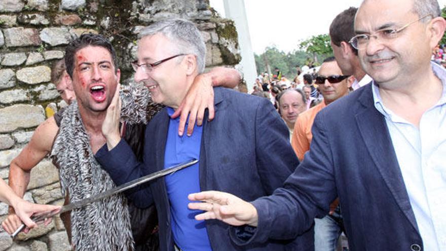 El ministro José Blanco, en la Romaría Vikinga celebrada ayer en las Torres do Oeste (Catoira).