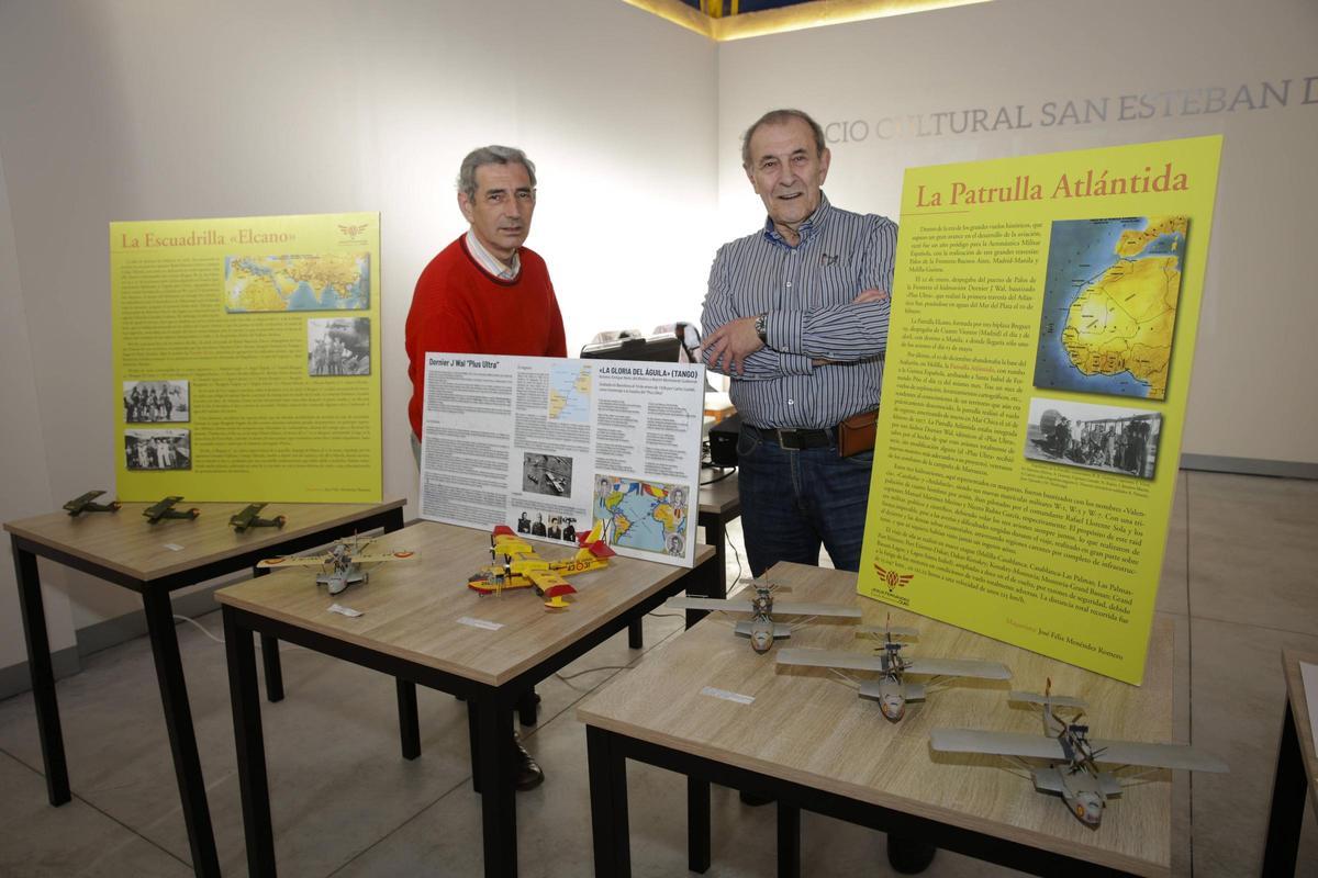 Aníbal Vega, a la izquierda, y Félix Romero, en la capilla de San Esteban del Mar.