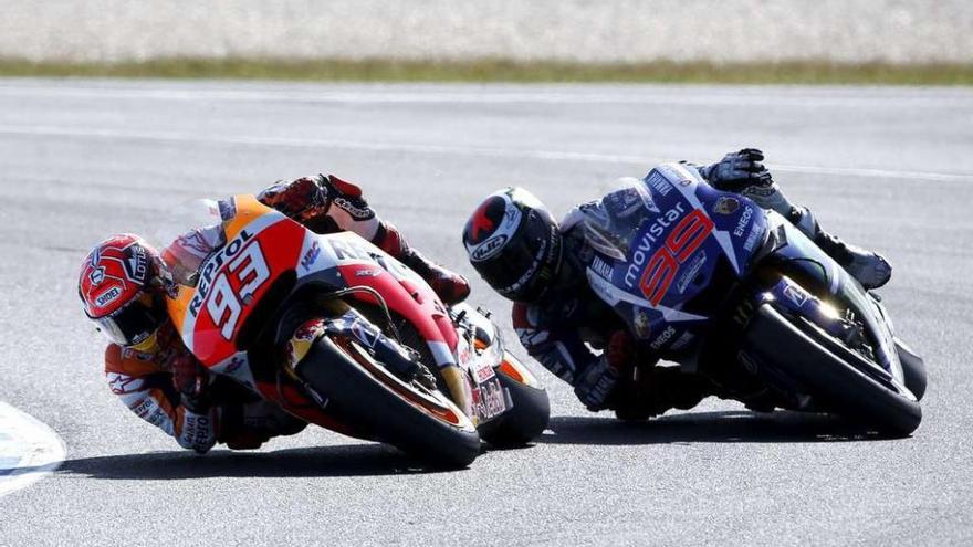 Momento en el que Marc Márquez adelanta a Jorge Lorenzo para hacerse con la victoria en el Gran Premio de Australia.