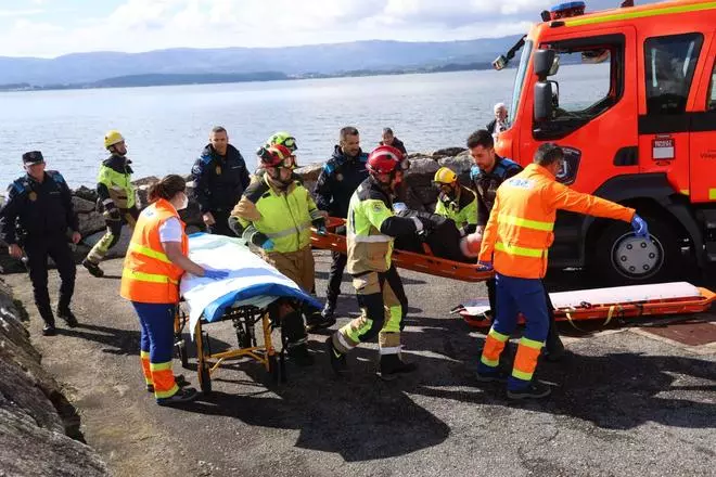 Un sexagenario herido al caer en la escollera de Vilaxoán
