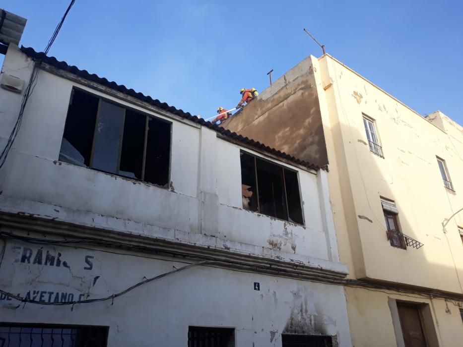 Una nave dedicada a la cerámica y actualmente abandonada ha quedado destruida por un incendio en Manises.