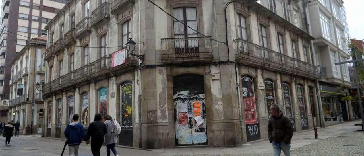 El edificio del antiguo Banco Hispano, en Rey Daviña, cuenta con licencia de rehabilitación. // Noé Parga