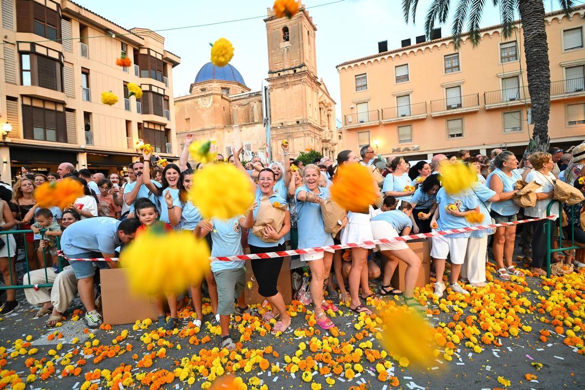 Infinidad de familias lanzando tagetes desde la calle Diagonal del Palau