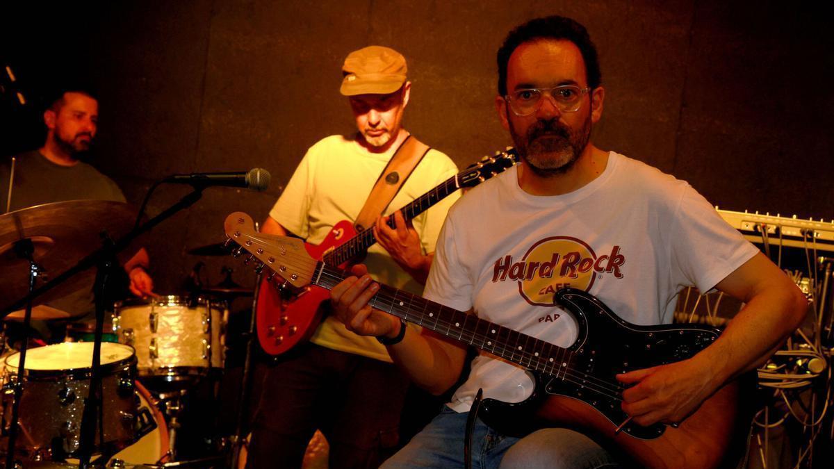 Fernando Vázquez, durante un ensayo con su banda de rock Next Station Mineola.