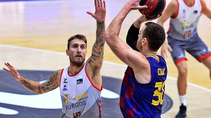 Javi Vega defensant Víctor Claver, en el Burgos-Barça de les recents semifinals de l&#039;ACB.