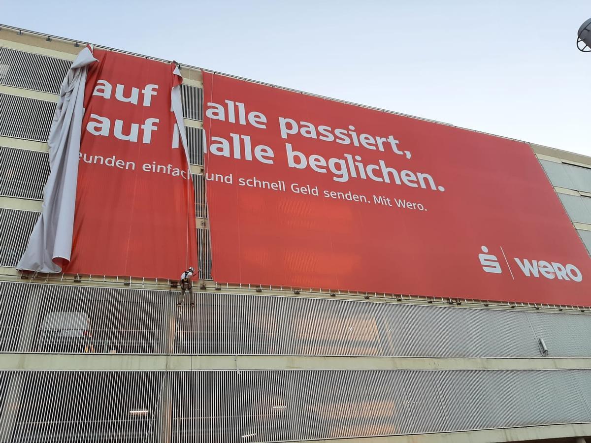 Retiran la lona publicitaria en el aeropuerto de Palma