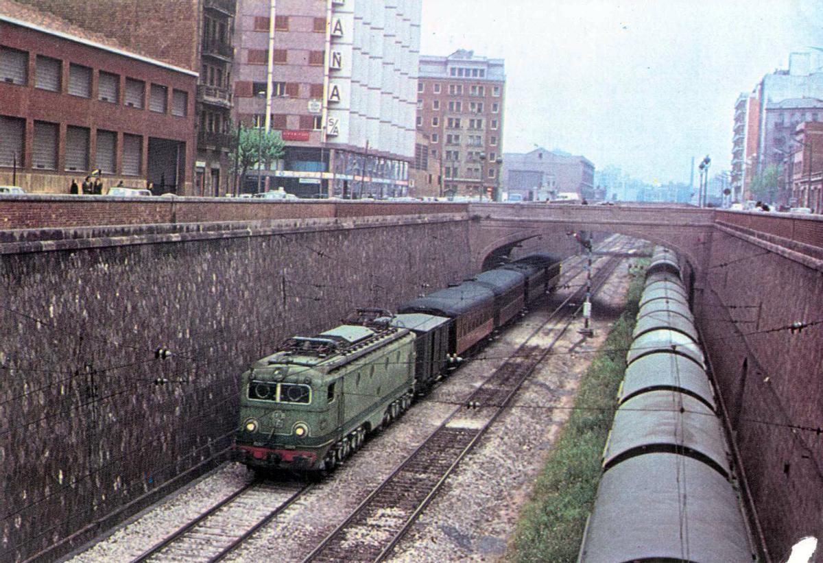 La avenida de Roma en la década de los 70 con las vías del tren aún por cubrir. Se taparon en 1976, de las últimas grandes zanjas que fueron cubiertas. Urbanísticamente, es todavía un lugar por resolver