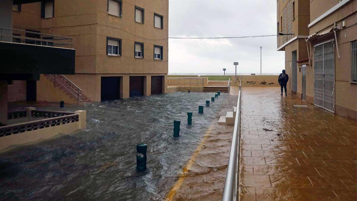 Lluvias torrenciales e inundaciones en Valencia y Alicante. En la foto, efectos del aguacero en Mareny de Barraquetes (Valencia).