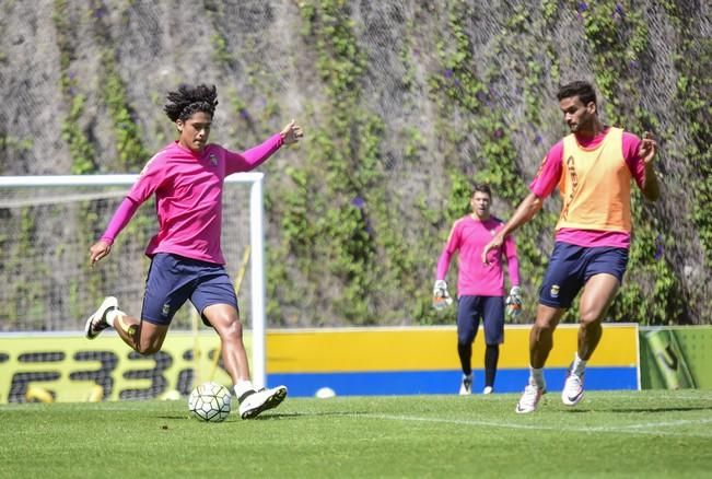 Entrenamiento de la UD Las Palmas en Barranco ...