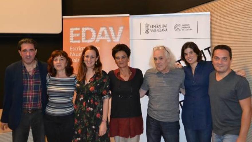 Los guionistas, con la organizadora de la jornada, Teresa Cebrián (segunda por la izquierda), ayer en La Filmoteca.