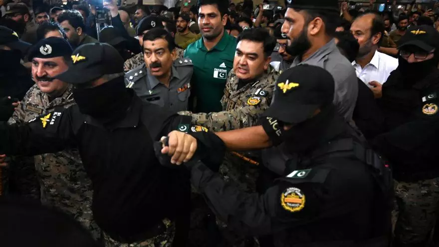 La historia detrás de Arshad Nadeem, el jabalinista pakistaní que consiguió el oro y que ya es un héroe en su país