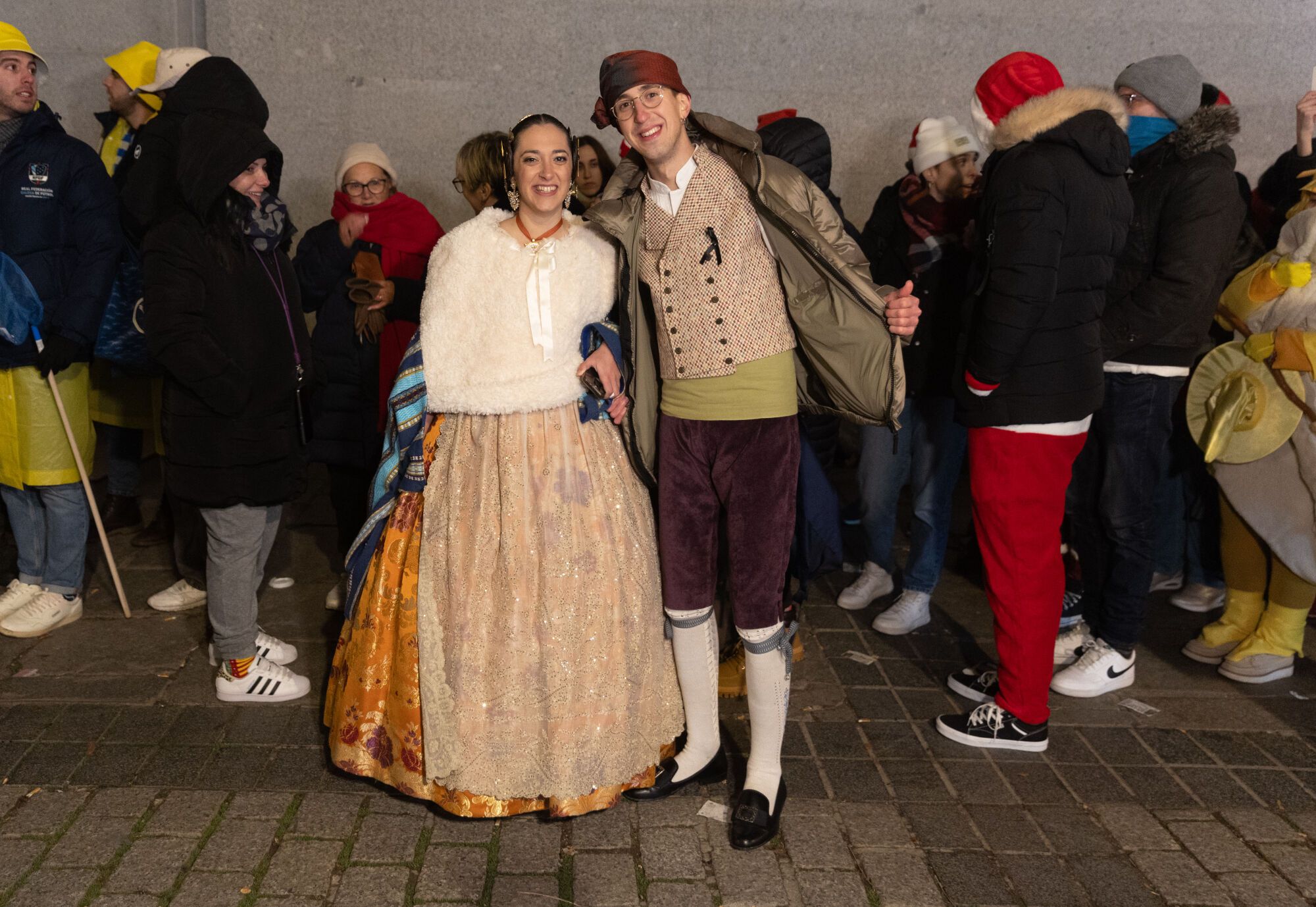 Dos personas vestidas con trajes regionales hacen cola antes de pasar a la celebración del Sorteo Extraordinario de la Lotería de Navidad 2024, en el Teatro Real, a 22 de diciembre de 2024, en Madrid (España). El Estado reparte hoy un total de 2.702 millones de euros en premios, lo que supone 112 millones más que el año pasado. Para este sorteo se han puesto a la venta 193 millones de décimos de Lotería de Navidad. Este año la emisión consta de 193 series (ocho más que el anterior) de 100.000 números cada una, y asciende a 3.860 millones de euros, de los que se repartirá un 70% en premios. 22 DICIEMBRE 2024;SORTEO;NAVIDAD;LOTERIA Eduardo Parra / Europa Press 22/12/2024. Eduardo Parra;