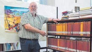 El profesor Miguel Ángel Delgado muestra la biblioteca con los libros escritos por sus alumnos.
