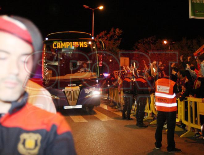 Las imágenes de la llegada del Barça a la Ciutat Esportiva tras conquistar la Liga