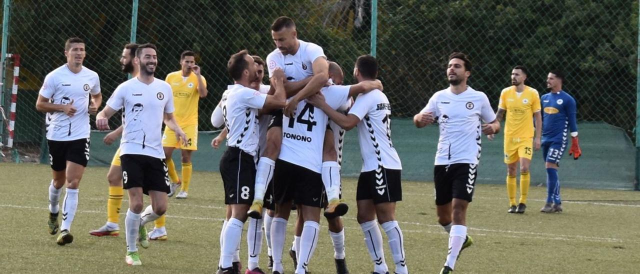 David García, aupado por Nauzet Alemán, después de que el central metiera el único gol del partido al minuto dos. | | RAMÓN REGUERO