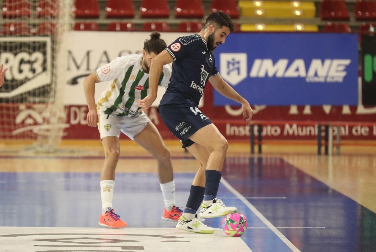 Cola controla un balón en el partido de este sábado en Córdoba.