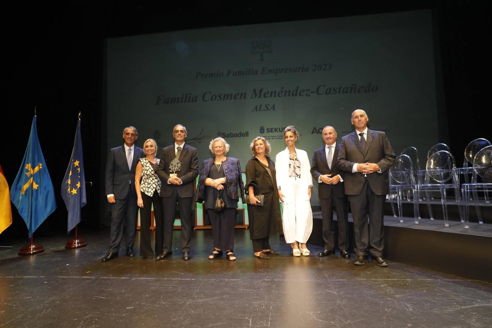 Entrega del premio "Familia Empresaria" a la familia Cosmen Menéndez-Castañedo