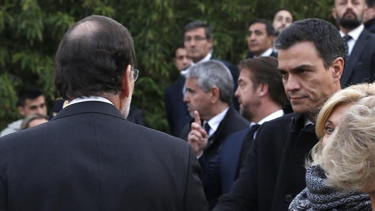 Pedro Sánchez saluda a Mariano Rajoy, este martes durante el funeral de Estado por los dos policías asesinados en Kabul.