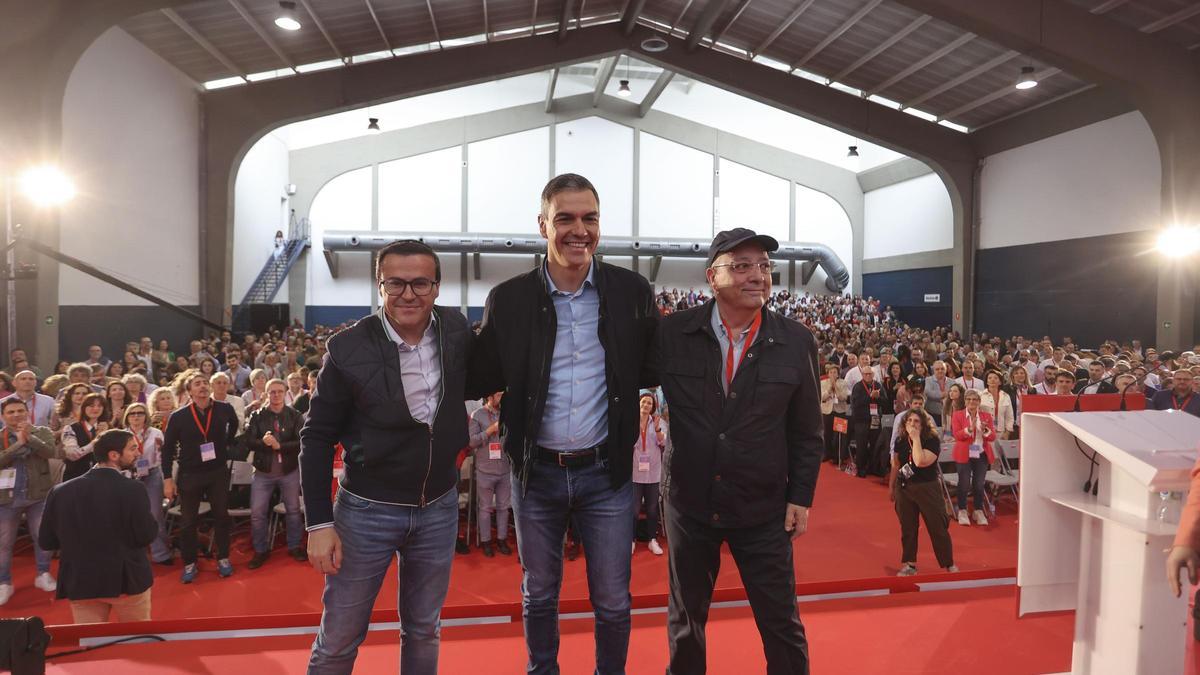 Gallardo junto a Pedro Sánchez en el Congreso Regional del PSOE de Extremadura