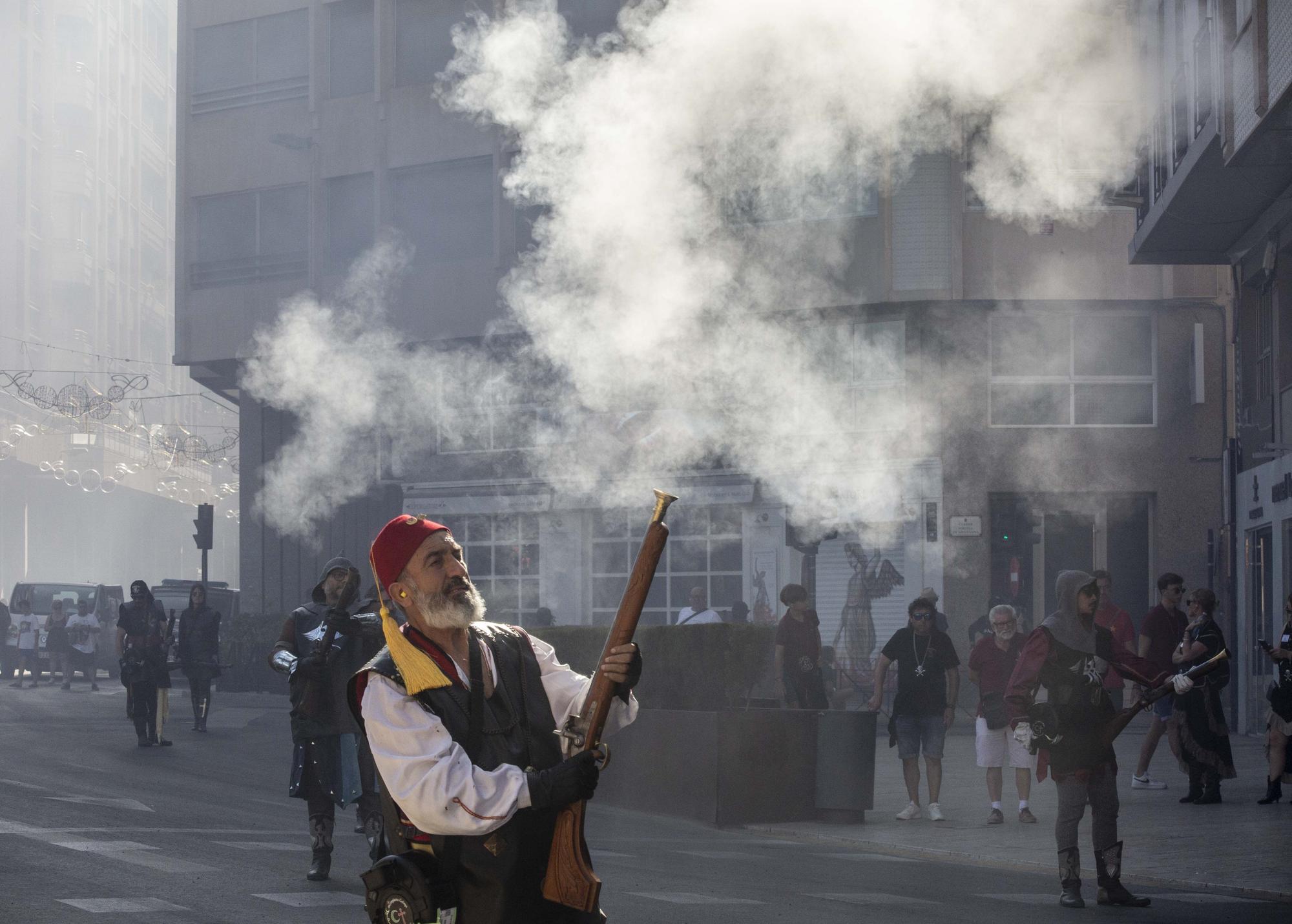 El potente Alardo de los Moros y Cristianos despierta a Elche