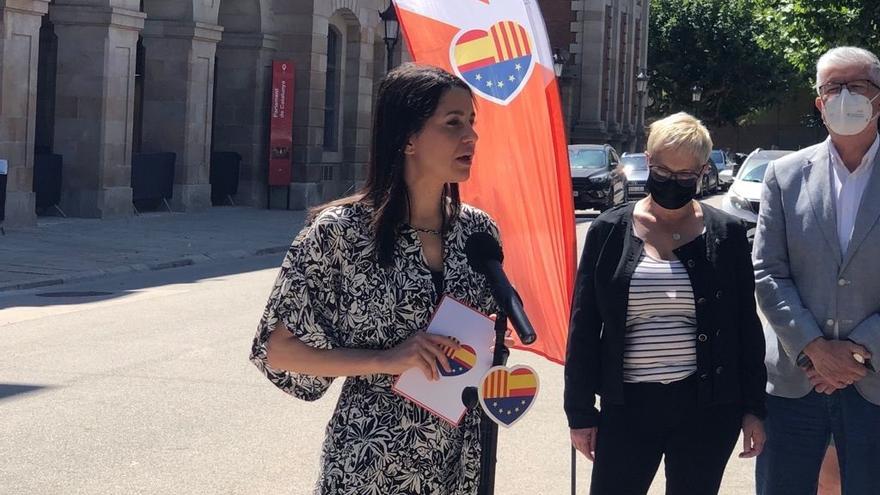 La líder de Cs, Inés Arrimadas, en declaraciones a los periodistas ante el Parlament de Catalunya (Barcelona) a 22 de junio de 2021.