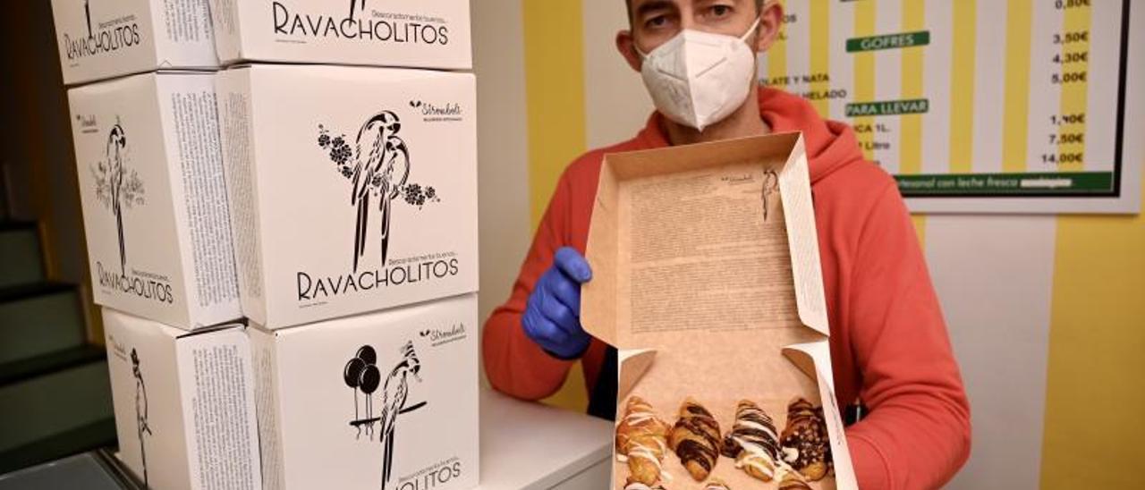 Rubén Rodríguez, al frente de la heladería Strómboli, con las nuevas cajas de los ravacholitos.  | // R. VÁZQUEZ