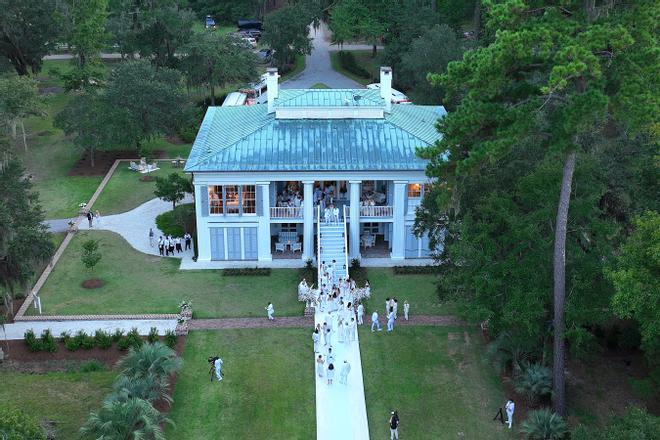 Vista aérea de los invitados, de blanco en la casa en la que ha tenido lugar la boda de Jennifer Lopez y Ben Affleck