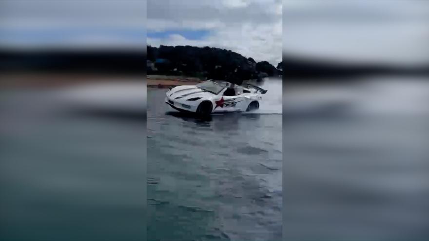 Un coche acuático &#039;derrapa&#039; por el mar de Ibiza
