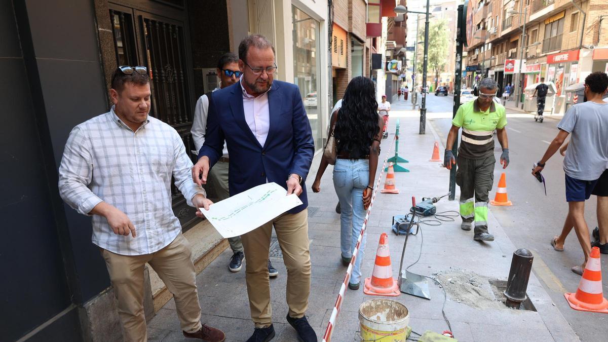 El edil José Guillen supervisa el inicio de los trabajos para crear un corredor verde en la calle Puerta Nueva de Murcia.