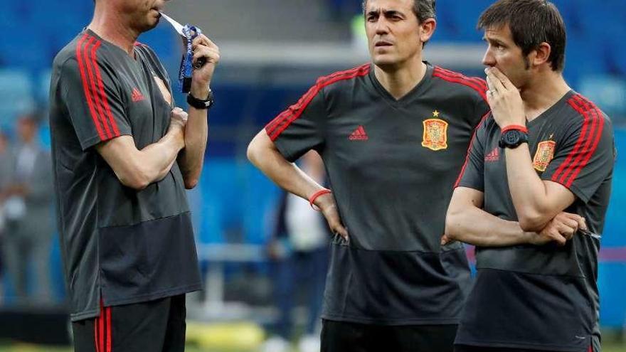 Fernando Hierro y Celades, meditan durante el entrenamiento. // Efe