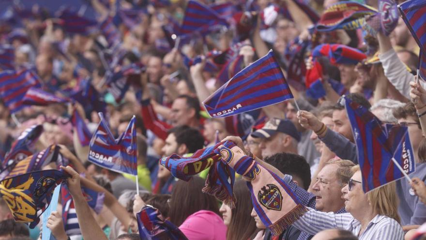 La afición del Levante UD lucirá sus mejores galas para llevar a su equipo hacia la victoria. | J.M.LÓPEZ