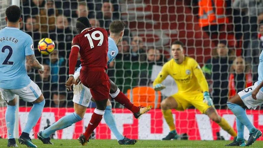 Mané dispara a portería en la jugada del tercer gol el Liverpool.