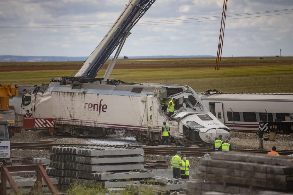 Rescate de la locomotora del Alvia