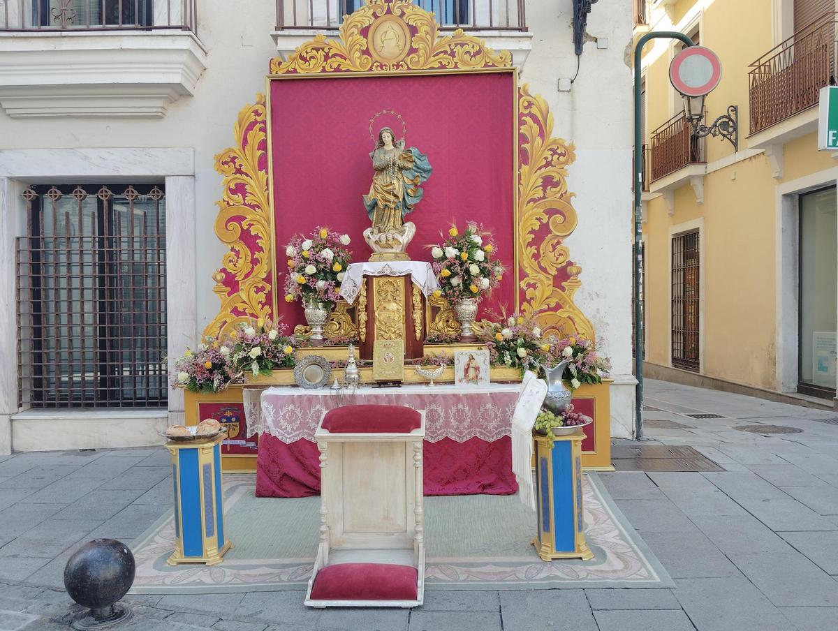 Altar preparado por la Hermandad del Resucitado en la fachada del arzobispado.