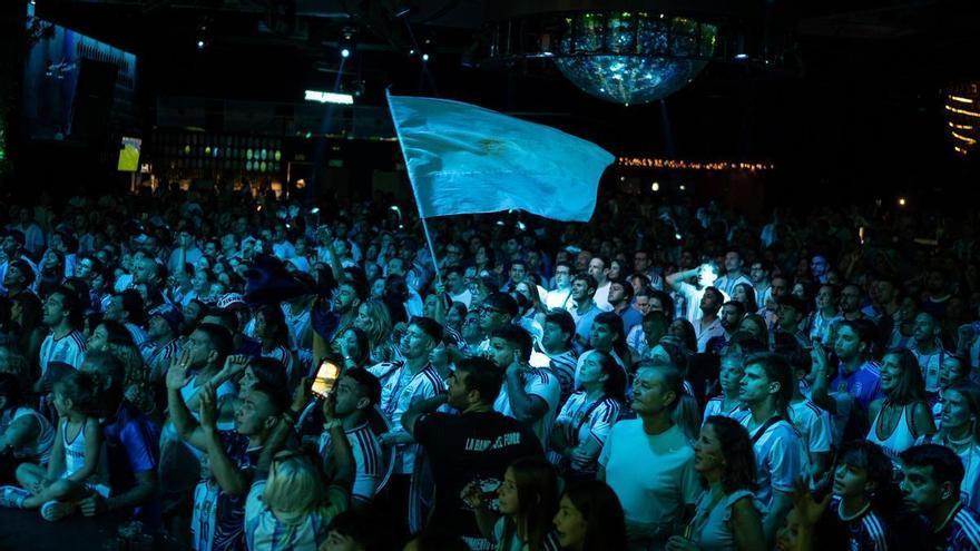 La tensión acompañó de miles de aficionados argentinos durante el encuentro de octavos de final del Mundial frente a Egipto