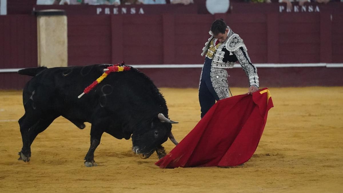 Fortes, durante la corrida que le ha valido ser galardonado con el Estoque de Plata de 2023.